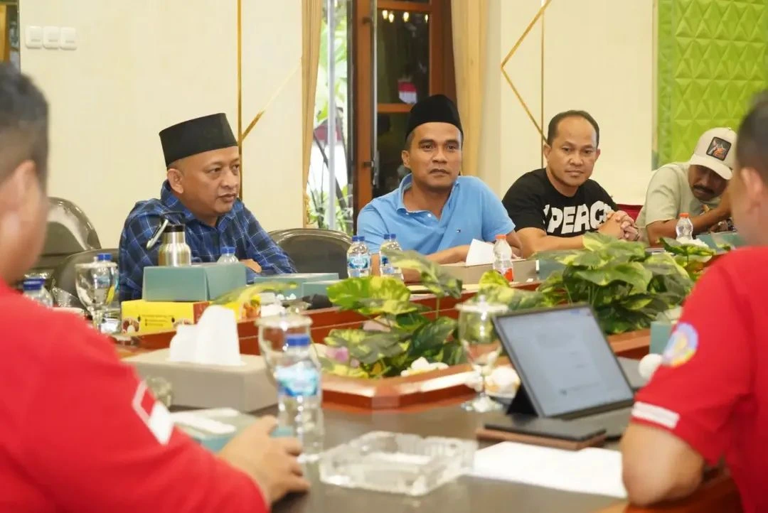 Bupati Bangkalan Lukman Hakim memimpin rapat percepatan pembangunan Sekolah Rakyat di Bangkalan.