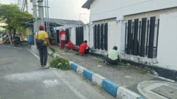 ASN Pemkab Sumenep melakukan Jumat Bersih membersihkan lingkungan Kota Sumenep