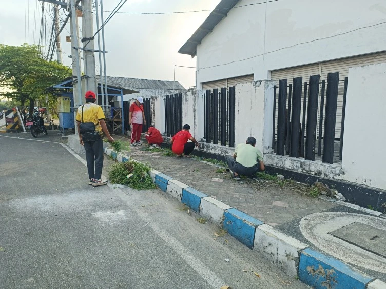 ASN Pemkab Sumenep melakukan Jumat Bersih membersihkan lingkungan Kota Sumenep