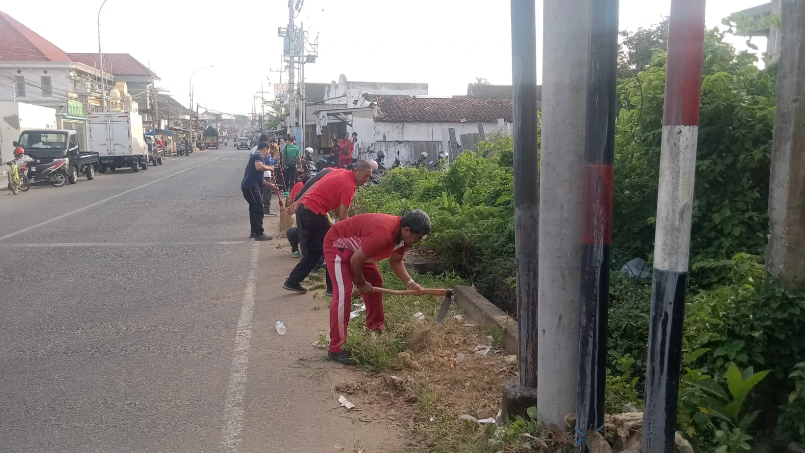 ASN Kabupaten Sumenep bersama BUMN dan BUMD melaksanakan kerja bakti membersihkan lingkungan pada kegiatan Jumat Bersih di kawasan Kota Sumenep