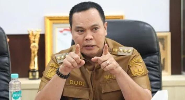 Wali Kota Serang Budi Rustandi mengusulkan kenaikan denda pelanggaran usaha pariwisata hingga Rp5 miliar dalam pembahasan Raperda Penyelenggaraan Usaha Kepariwisataan.