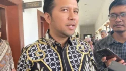 Wakil Gubernur Jawa Timur Emil Elestianto Dardak menjelaskan progres proyek Surabaya Regional Rail Line (SRRL) di Surabaya.