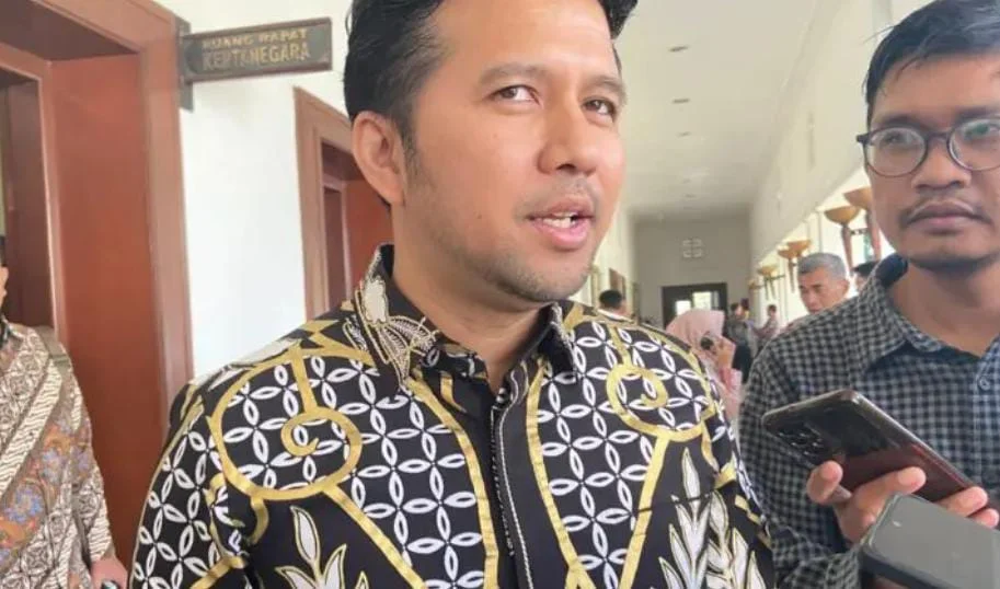 Wakil Gubernur Jawa Timur Emil Elestianto Dardak menjelaskan progres proyek Surabaya Regional Rail Line (SRRL) di Surabaya.