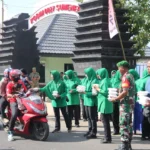 Persit KCK Korem 084/Bhaskara Jaya Bagikan 350 Nasi Kotak kepada Warga dalam Jumat Berkah di Sumenep