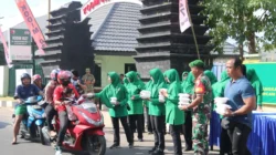 Persit KCK Korem 084 Bhaskara Jaya bersama Persit Kodim 0827 Sumenep membagikan 350 nasi kotak kepada masyarakat pada kegiatan Jumat Berkah di Sumenep