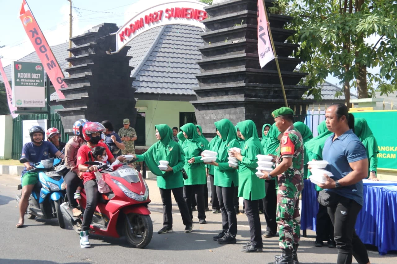 Persit KCK Korem 084 Bhaskara Jaya bersama Persit Kodim 0827 Sumenep membagikan 350 nasi kotak kepada masyarakat pada kegiatan Jumat Berkah di Sumenep