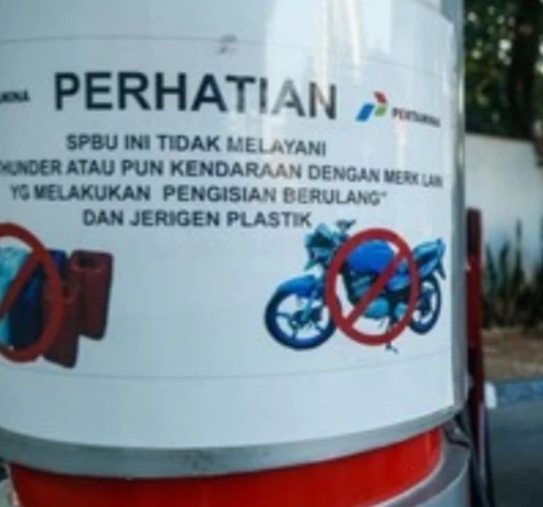 Pemberitahuan larangan pengisian BBM bagi motor Suzuki Thunder di salah satu SPBU.