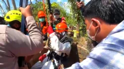 Petugas mengevakuasi jenazah petani yang ditemukan di dalam sumur di Desa Lenteng Barat, Sumenep