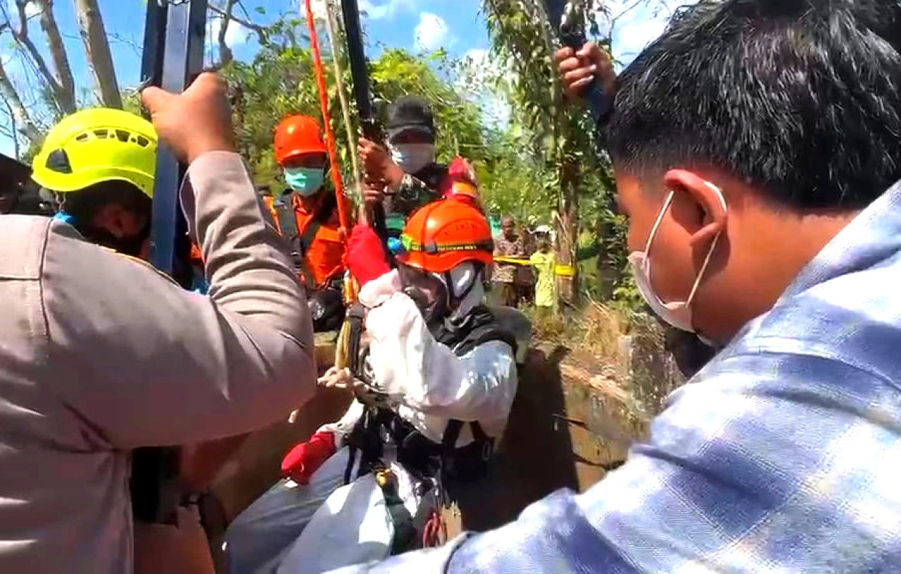 Petugas mengevakuasi jenazah petani yang ditemukan di dalam sumur di Desa Lenteng Barat, Sumenep