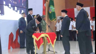 Plt Bupati Bekasi Asep Surya Atmaja melantik 1.564 anggota Badan Permusyawaratan Desa Kabupaten Bekasi.