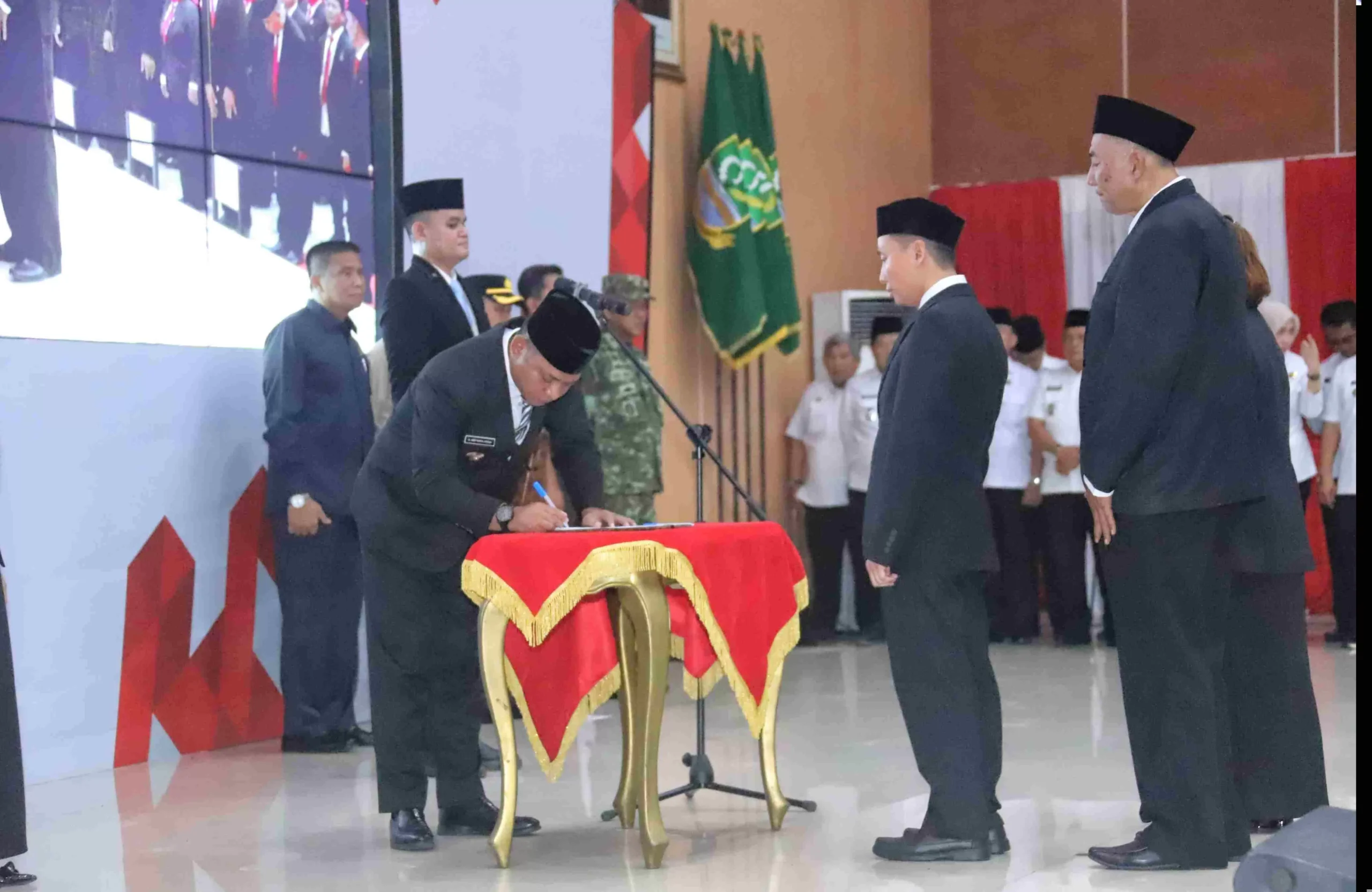Plt Bupati Bekasi Asep Surya Atmaja melantik 1.564 anggota Badan Permusyawaratan Desa Kabupaten Bekasi.