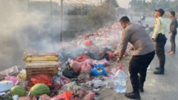 Petugas memadamkan kebakaran tumpukan sampah di Jalan Raya Serang-Tangerang, Kecamatan Cikande, Kabupaten Serang.