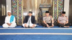 Personel Polresta Sumenep mengikuti kegiatan Binrohtal di Masjid Walisongo
