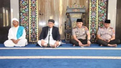 Personel Polresta Sumenep mengikuti kegiatan Binrohtal di Masjid Walisongo