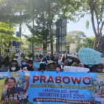 Poster ‘Janda’ Warnai Aksi Damai Pekerja MBG di Pamekasan, Viral di Media Sosial