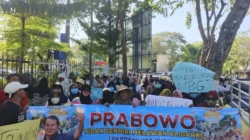 Peserta aksi damai MBG di Pamekasan membawa poster bertuliskan "Jangan hapus MBG, banyak janda menganggur"