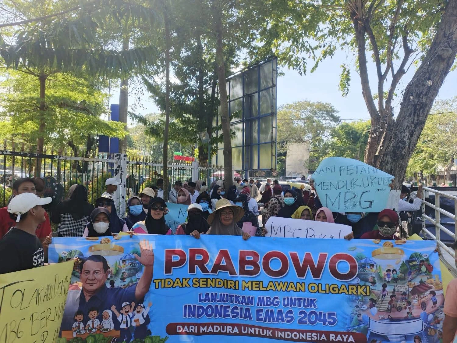 Peserta aksi damai MBG di Pamekasan membawa poster bertuliskan "Jangan hapus MBG, banyak janda menganggur"