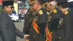 Prabowo Subianto menganugerahkan pangkat kehormatan kepada tiga purnawirawan Polri dalam Upacara Hari Bhayangkara ke-80.