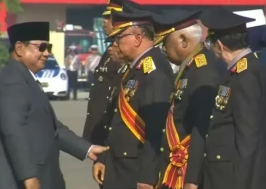 Prabowo Subianto menganugerahkan pangkat kehormatan kepada tiga purnawirawan Polri dalam Upacara Hari Bhayangkara ke-80.
