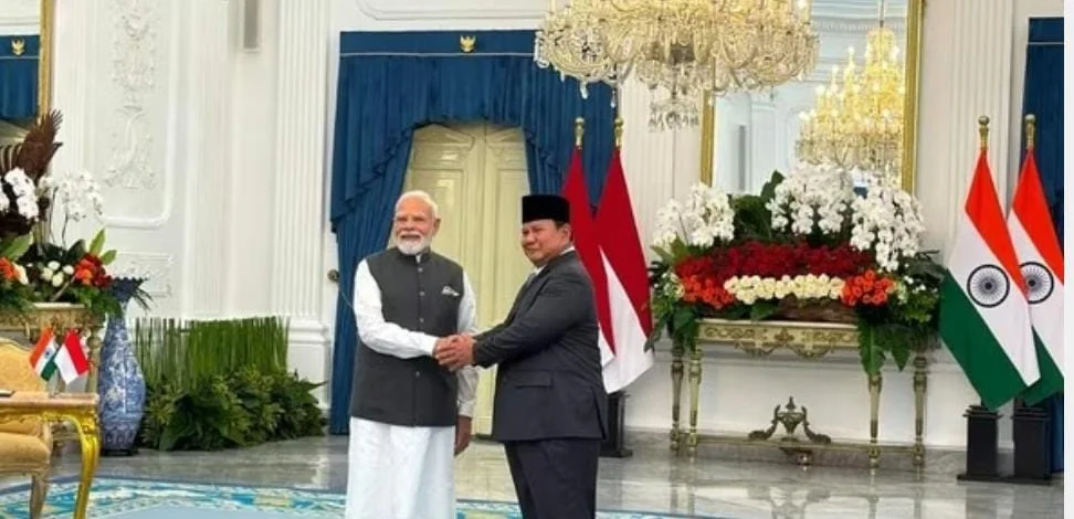 Presiden Prabowo Subianto berjabat tangan dengan Perdana Menteri India Narendra Modi saat upacara penyambutan kenegaraan di Istana Merdeka.
