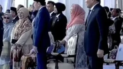 Prabowo Subianto dan Jokowi saling memberi hormat saat menghadiri peringatan Hari Bhayangkara ke-80 di Cikeas Bogor.