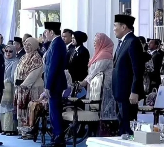 Prabowo Subianto dan Jokowi saling memberi hormat saat menghadiri peringatan Hari Bhayangkara ke-80 di Cikeas Bogor.