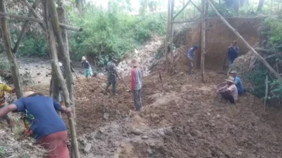 Pembangunan pondasi jembatan Program Bakti TNI AD di Desa Lebeng Barat Kecamatan Pasongsongan