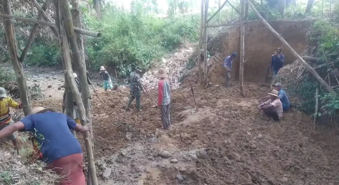 Pembangunan pondasi jembatan Program Bakti TNI AD di Desa Lebeng Barat Kecamatan Pasongsongan