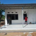 Program Rutilahu Tuntas, Babinsa Lenteng Dampingi Pembangunan Rumah Layak Huni Milik Warga Ellak Laok