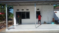 Babinsa Koramil Lenteng bersama warga saat penyelesaian Program Rutilahu di Desa Ellak Laok, Kabupaten Sumenep