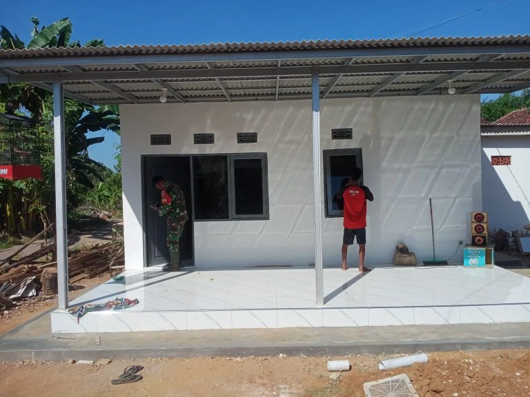 Babinsa Koramil Lenteng bersama warga saat penyelesaian Program Rutilahu di Desa Ellak Laok, Kabupaten Sumenep