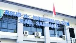 Pelaksanaan tes urine seluruh pegawai RSUD dr Mohammad Zyn Sampang untuk mencegah penyalahgunaan narkoba.