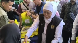 Warga Pamekasan mengantre membeli sembako murah pada Pasar Murah Gubernur Jawa Timur Khofifah Indar Parawansa