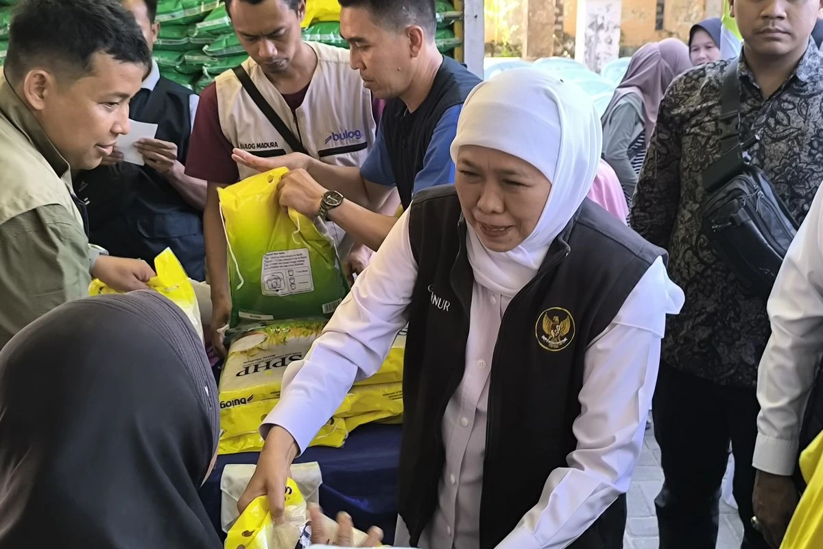 Warga Pamekasan mengantre membeli sembako murah pada Pasar Murah Gubernur Jawa Timur Khofifah Indar Parawansa