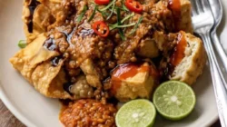 Batagor Bandung asli dengan tahu, ikan tenggiri, dan kulit pangsit goreng yang disiram bumbu kacang gurih khas Bandung