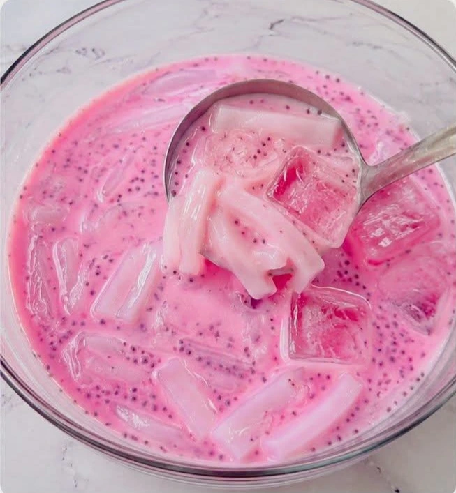 Es Kopyor Creamy Pink dengan kuah susu cocopandan, serutan kopyor imitasi, nata de coco, dan es batu segar