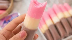 Es Mambo Pop Ice 3 lapis rasa stroberi, susu, dan cokelat dengan tampilan warna-warni yang cocok untuk camilan maupun ide jualan