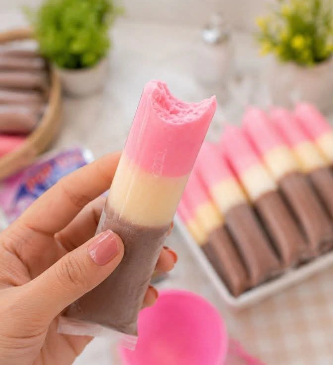 Es Mambo Pop Ice 3 lapis rasa stroberi, susu, dan cokelat dengan tampilan warna-warni yang cocok untuk camilan maupun ide jualan