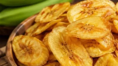 Keripik pisang renyah dan gurih hasil olahan rumahan siap disajikan.