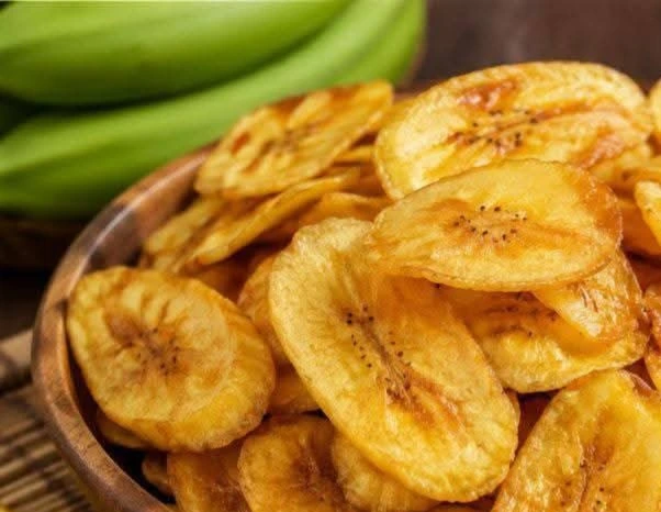 Keripik pisang renyah dan gurih hasil olahan rumahan siap disajikan.