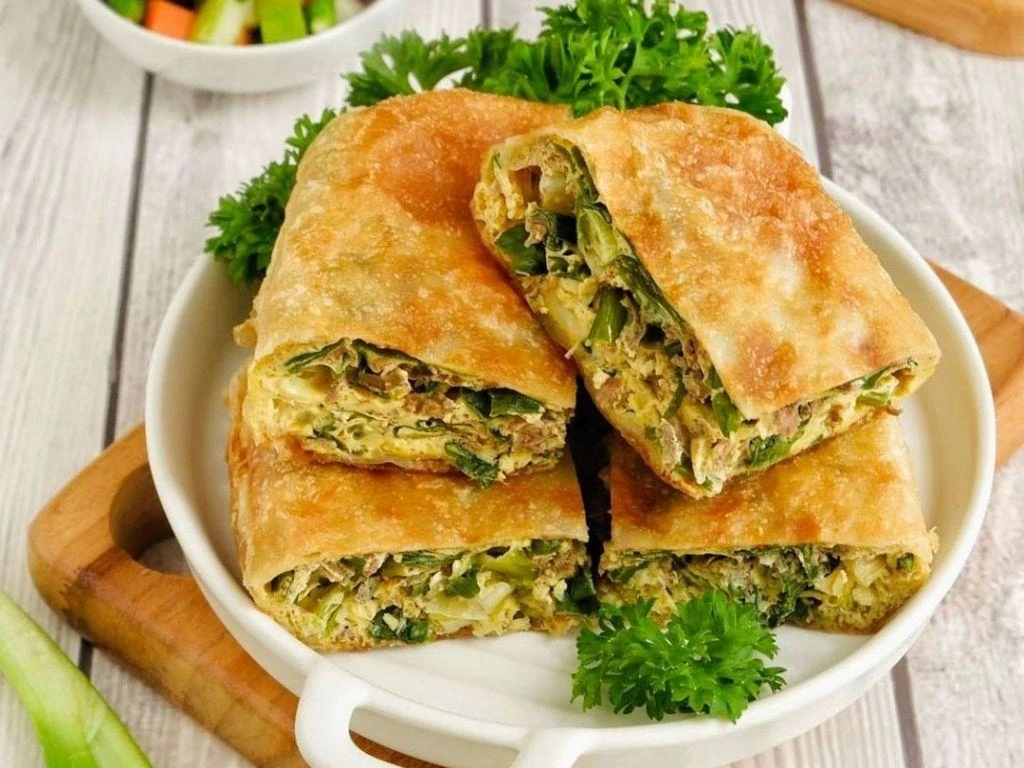 Martabak telur kulit lumpia renyah dengan isian telur dan daun bawang