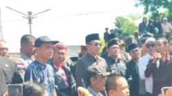 Ribuan pekerja SPPG menggelar aksi damai mendukung keberlanjutan Program Makan Bergizi Gratis di DPRD Pamekasan.
