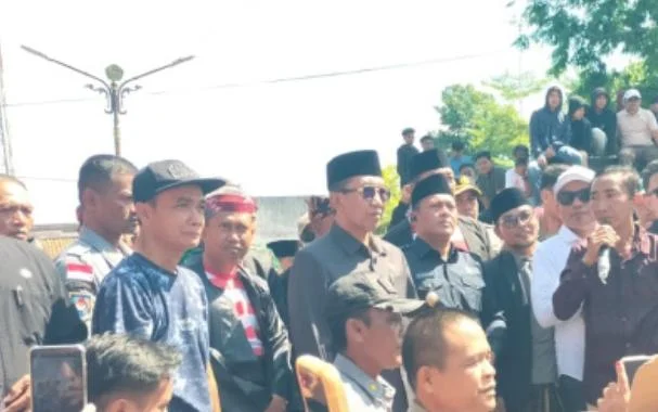 Ribuan pekerja SPPG menggelar aksi damai mendukung keberlanjutan Program Makan Bergizi Gratis di DPRD Pamekasan.