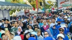 Ribuan peserta jalan sehat Harkopnas ke-79 memadati Monumen Arek Lancor Pamekasan.