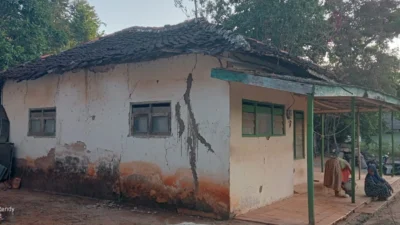 Rumah Muhammad Shaleh warga Giligenting Sumenep dengan rangka atap patah dan bangunan hampir roboh