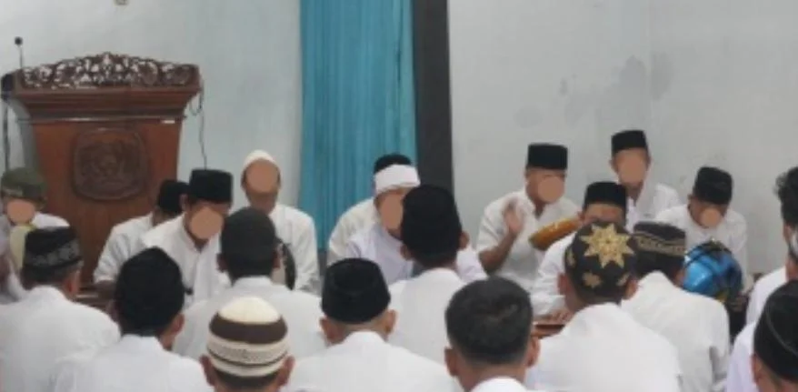 Warga binaan Rutan Pemalang mengikuti kegiatan Rutan Bersholawat di Masjid At-Taubah untuk memperkuat pembinaan spiritual.