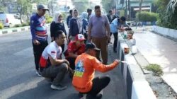 Bupati Bangkalan Lukman Hakim dan ASN mengecat trotoar di Jalan Teuku Umar dan Jalan Soekarno Hatta menjelang HUT RI ke-81