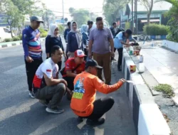 Sambut HUT RI ke-81, ASN dan Bupati Bangkalan Gotong Royong Cat Trotoar Kota