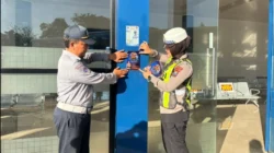 Satlantas Polres Sumenep memasang stiker Call Center Polri saat kegiatan Polantas Menyapa di Terminal Arya Wiraraja