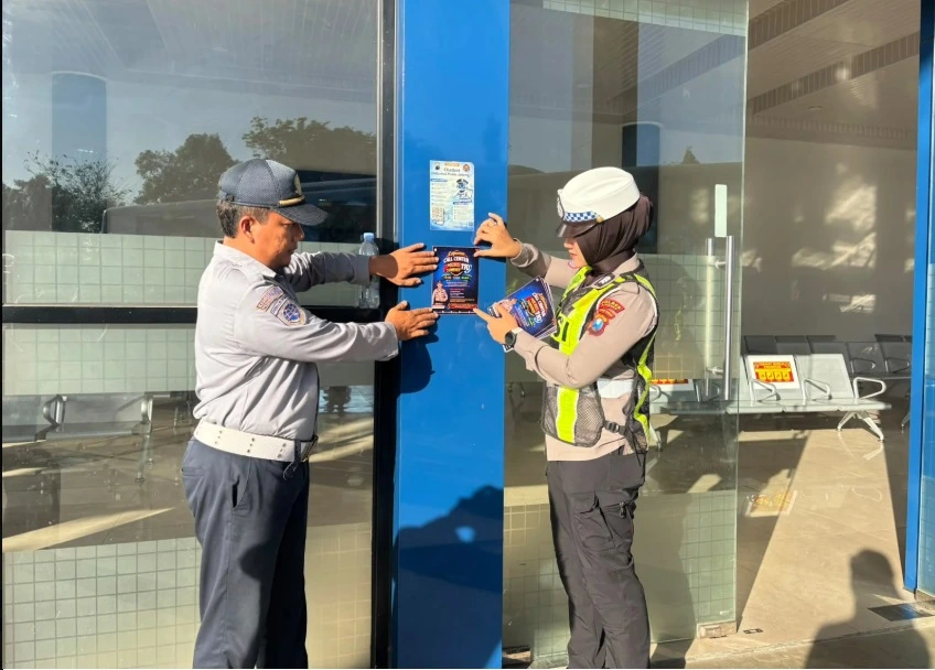 Satlantas Polres Sumenep memasang stiker Call Center Polri saat kegiatan Polantas Menyapa di Terminal Arya Wiraraja
